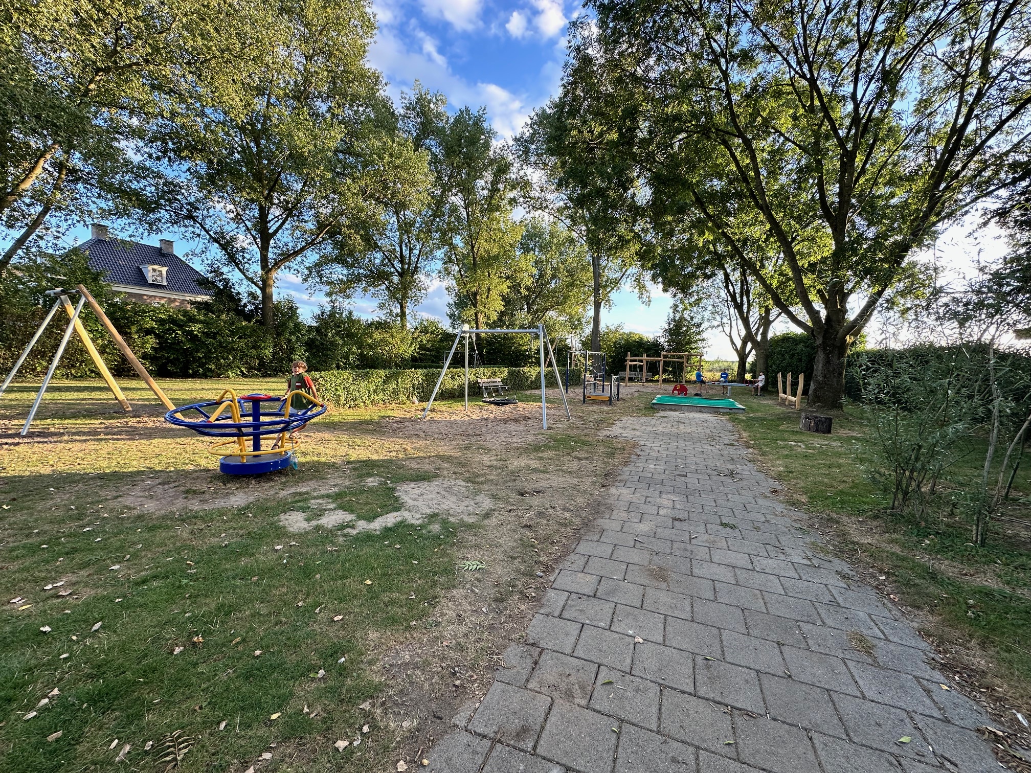 Kinderen spelen in de speeltuin Rumpt